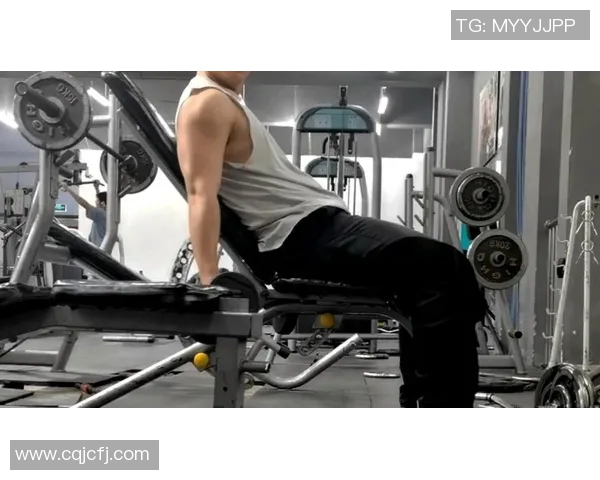 坐姿肱二头肌哑铃弯举的正确姿势与训练技巧解析